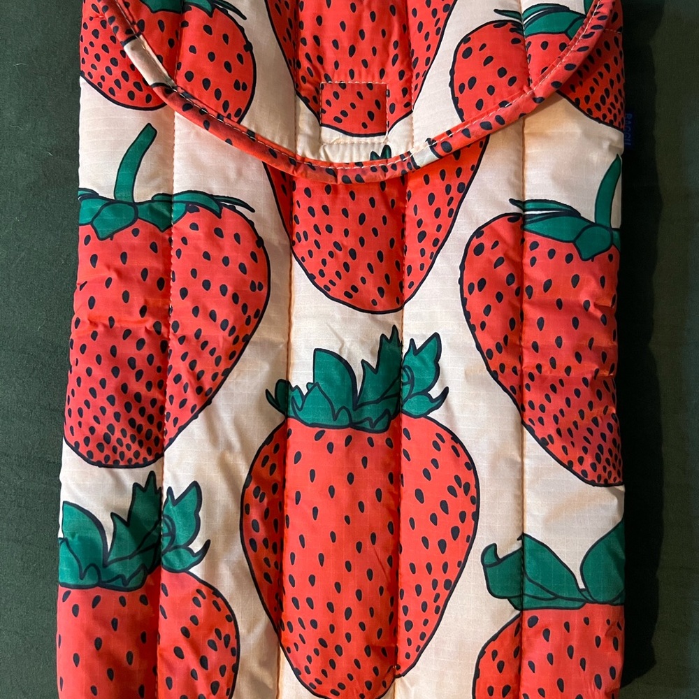 (SOLD) BAGGU 13” Laptop case in Strawberry Print